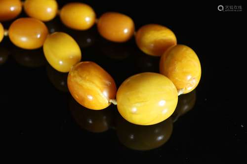 A single strand graduated oval amber bead necklace,65cm, gro...