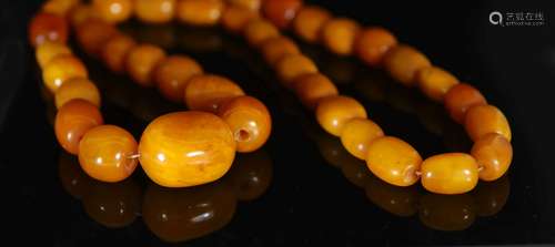 A single strand graduated oval amber bead necklace,84cm, gro...