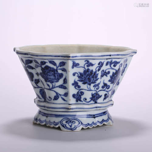 A Blue And White Interlocking Lotus Foliate-Edge Jardiniere