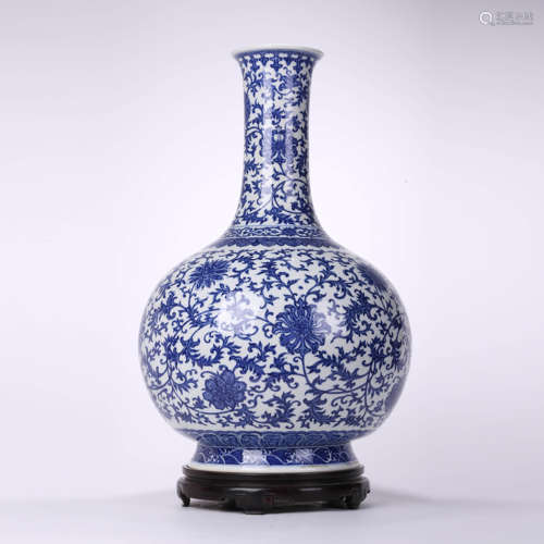 A Blue And White Interlocking Flowers Bottle Vase