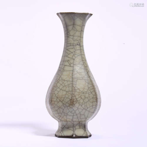 A Small Ge Type Ice Crack Lobed Vase