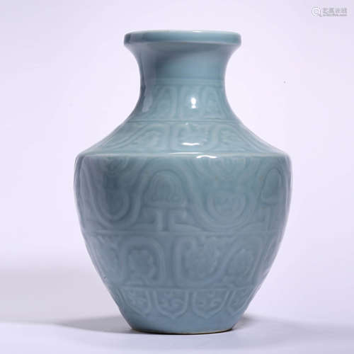 An Incised Celadon-Glaze Dish-Top Vase