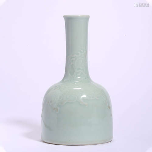 A Celadon Glaze Incised Kuilong Mallet-Form Vase