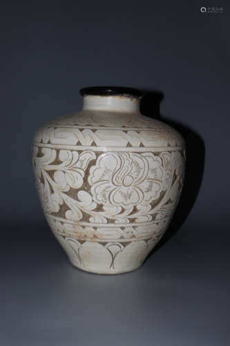 A CIZHOU KILN SGRAFFIATO FLORAL JAR