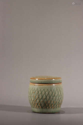 AN INCISED LONGQUAN WARE JAR AND COVER