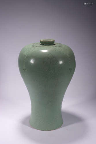 AN INCISED GAOLI PORCELAIN FLORAL MEIPING VASE
