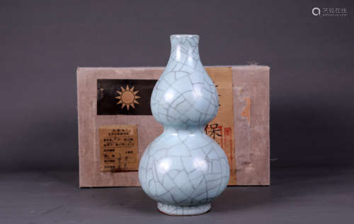 A GE TYPE ICE CRACK DOUBLE GOURD-SHAPED VASE