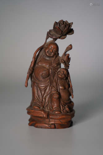 A CARVED EAGLEWOOD FIGURES ORNAMENT