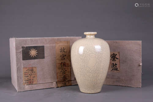 A GE TYPE ICE CRACK MEIPING VASE