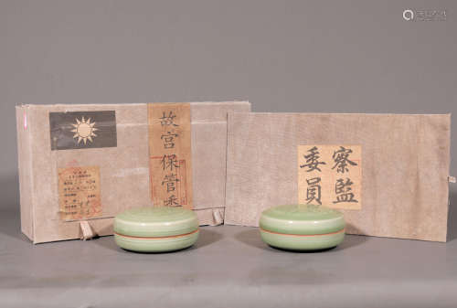 A PAIR OF YAOZHOU KILN FLORAL CIRCULAR BOXES AND COVERS