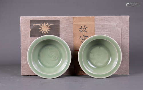 A PAIR OF INCISED YAOZHOU WARE FLORAL BOWLS