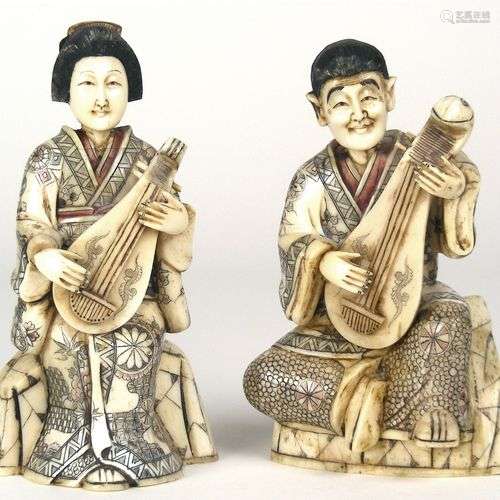 Musizierendes Paar Japan, Anfang 20. Jh., Elfenbein, geschni...