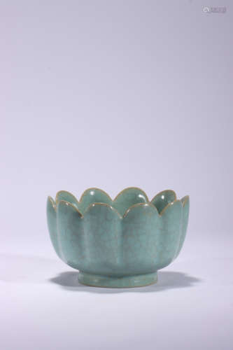 A RU TYPE LOTUS-PETAL-FORM BOWL