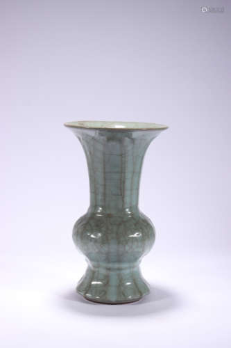 A GUAN TYPE ICE MELON-SHAPED BEAKER VASE