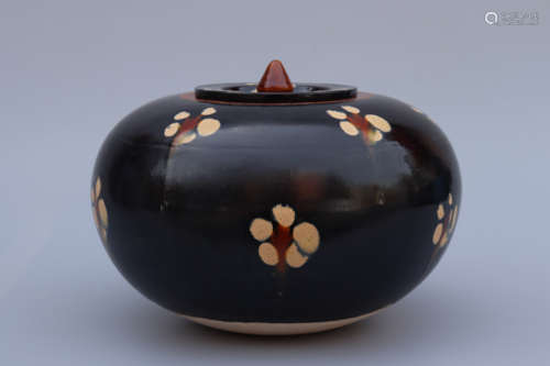 A SANCAI-GLAZED FLORAL OVOID JAR AND COVER