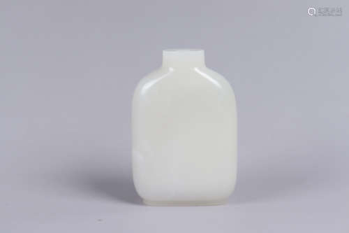 A WHITE JADE SNUFF BOTTLE