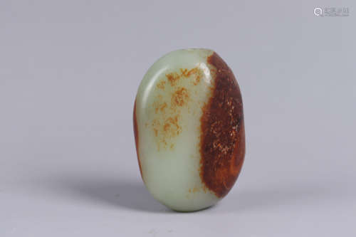 A CELADON AND BROWN JADE SNUFF BOTTLE