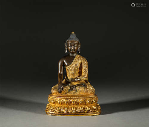 A PARCEL-GILT BRONZE STATUE OF SHAKYAMUNI