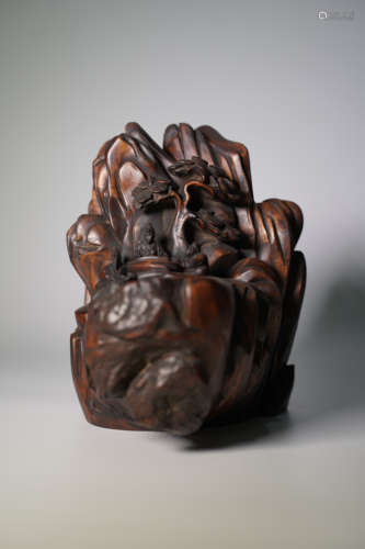 AN CARVED EAGLEWOOD MOUNTAIN-FORM FIGURAL ORNAMENT