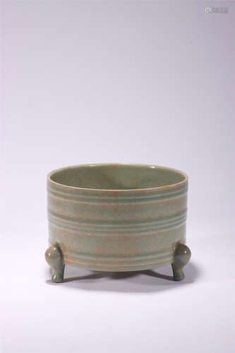 A RU TYPE OLIVE-GREEN-GLAZED STRING TRIPOD VESSEL, ZUN