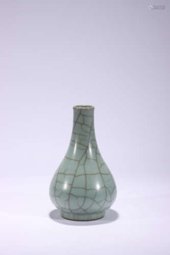 A GUAN TYPE ICE CRACK BOTTLE VASE