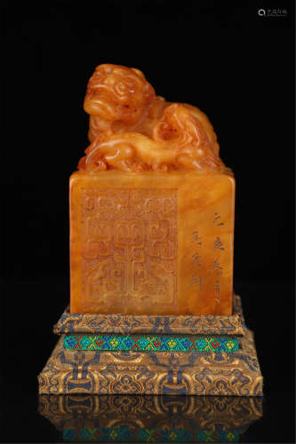 A CARVED TIANHUANG STONE LION SEAL WITH SCRIPT