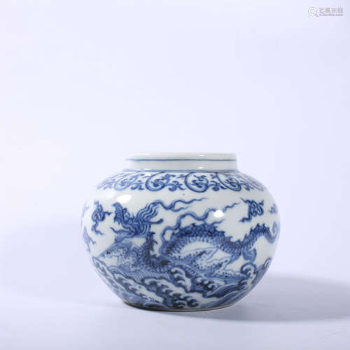 Blue and white sea dragon shaped pot in Ming Dynasty