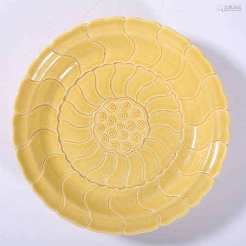 The lotus petal dish of Yongzheng in Qing Dynasty