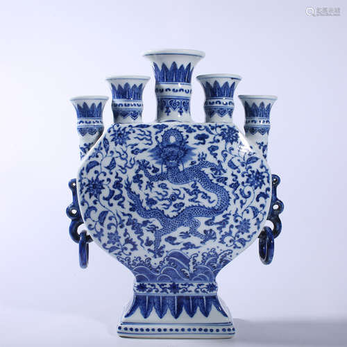 Five tube bottle with blue and white dragon pattern in Qianl...