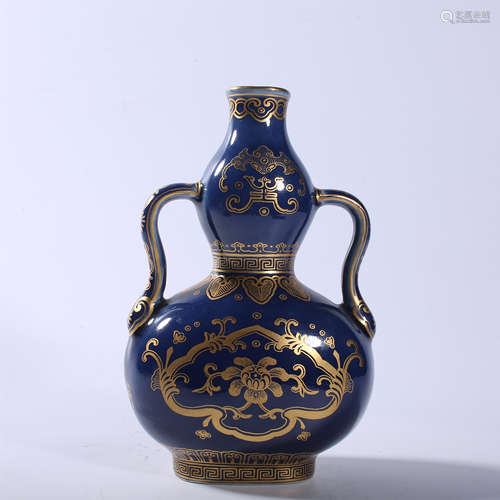 Qing Dynasty Qianlong gold gourd bottle with blue background