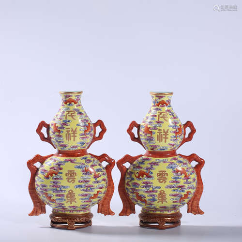 A pair of pastel wall bottles in Qianlong of Qing Dynasty