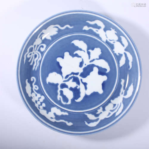 Xuande blue glazed plate with white flower pattern in Ming D...
