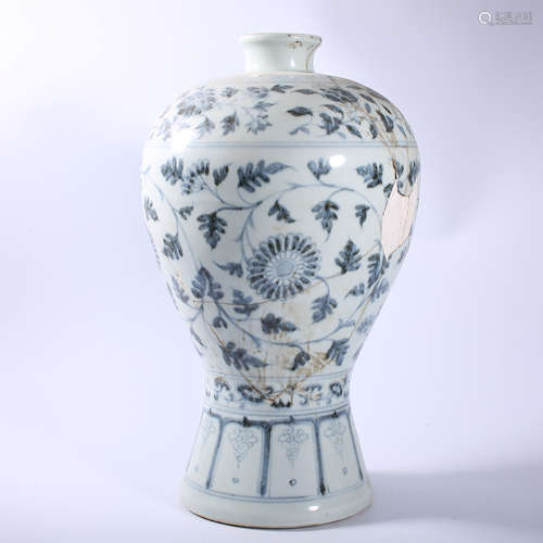 Blue and white lotus vase in Ming Dynasty