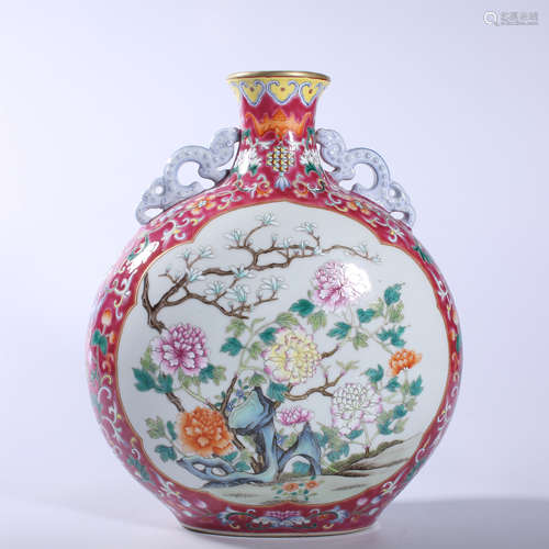 Qing Dynasty Qianlong pastel vase with flower pattern