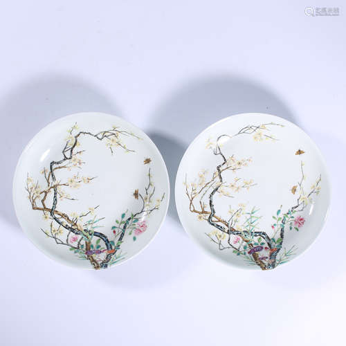 A pair of pastel flower plates in Qianlong of Qing Dynasty