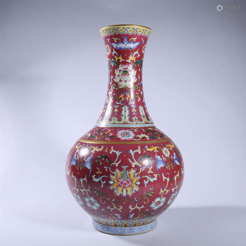 Qing Dynasty Qianlong pastel vase with lotus pattern