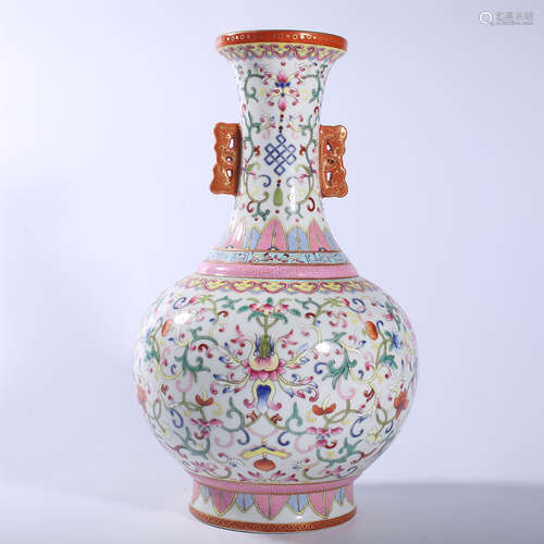 Qing Dynasty Qianlong pastel vase with lotus pattern