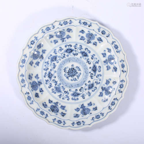 Hongwu blue and white flower pattern plate in Ming Dynasty