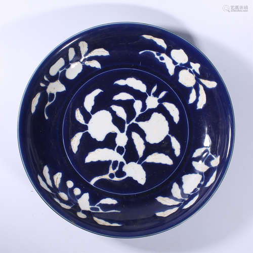 Xuande blue plate with white flower pattern in Ming Dynasty