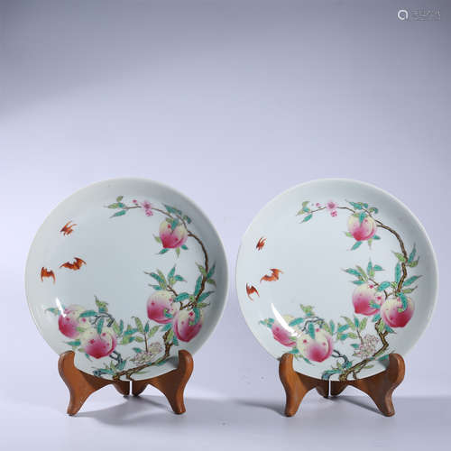 A pair of peach pattern plates in Yongzheng of Qing Dynasty