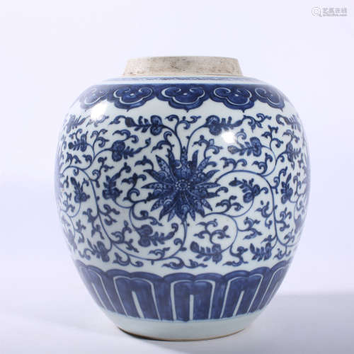 Blue and white vase with lotus pattern in Qing Dynasty