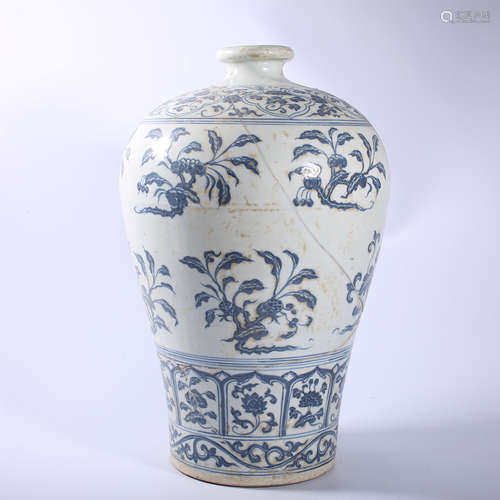 Blue and white plum vase of Ming Dynasty