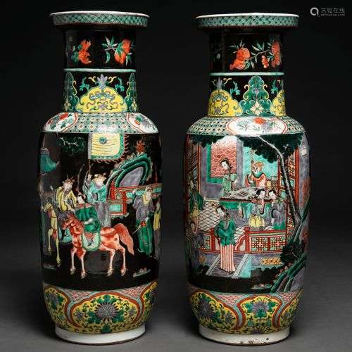 Paire de vases chinois en porcelaine de la famille verte. Tr...