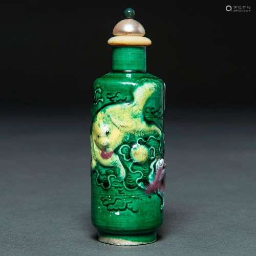 Tabac chinois en porcelaine verte décoré de lions Foo en rel...