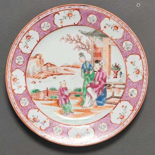 Plat en porcelaine chinoise de la famille rose. Travail chin...