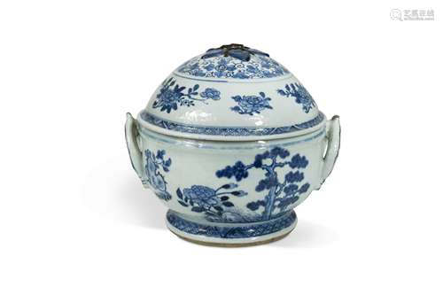 A Chinese export blue and white porcelain tureen and domed c...