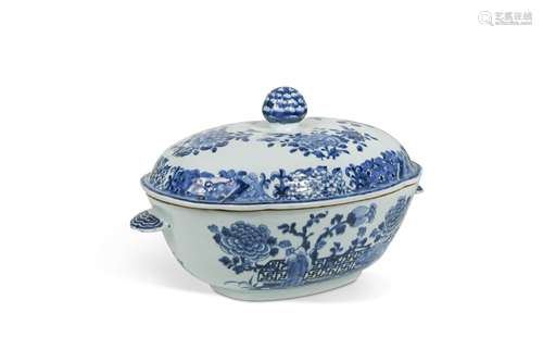 A Chinese export blue and white tureen and cover, Qing, circ...