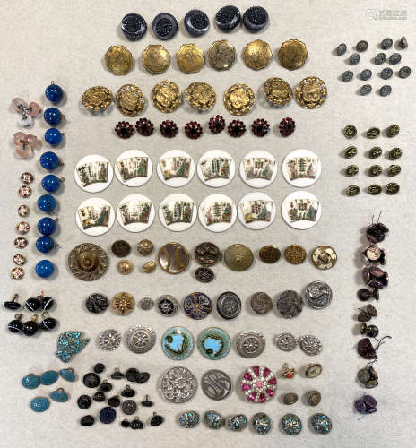 A collection of assorted vintage buttons,