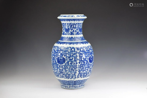 A Blue and White Dragon Pattern Porcelain Vase