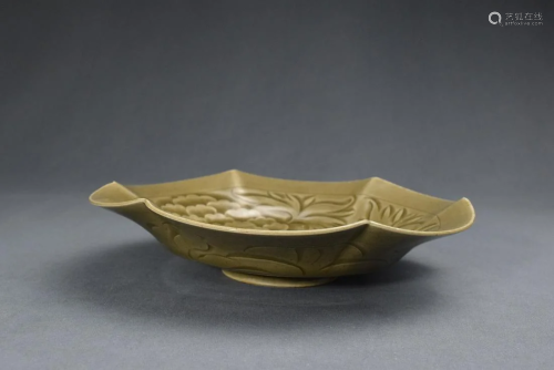 A Yaozhou Kiln Carved Flower Pattern Porcelain Bowl